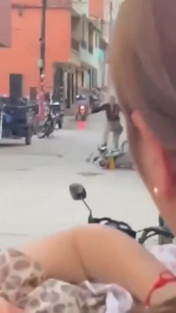 bat-qua-tang-chong-ngoai-tinh-vo-dap-roi-dot-xe-may-tren-pho-1769047981.mp4