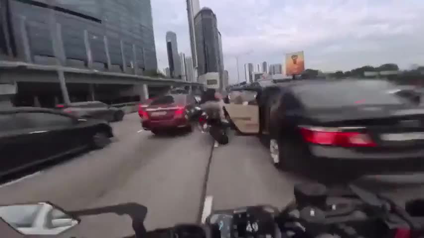 be-gai-tu-mo-cua-oto-gay-tai-nan-lien-hoan-cho-6-phuong-tien-1770794984.mp4