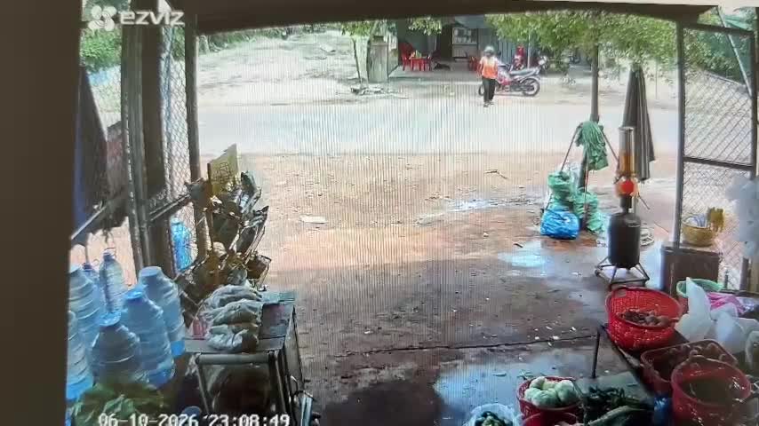 be-trai-3-tuoi-tu-vong-do-me-bat-can-de-con-chay-ra-duong-1781165454.mp4