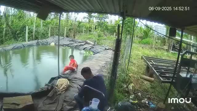 be-trai-choi-dua-o-canh-ho-nuoc-sau-camera-ghi-lai-canh-dang-so-tap-chi-saostar-1757561218.mp4