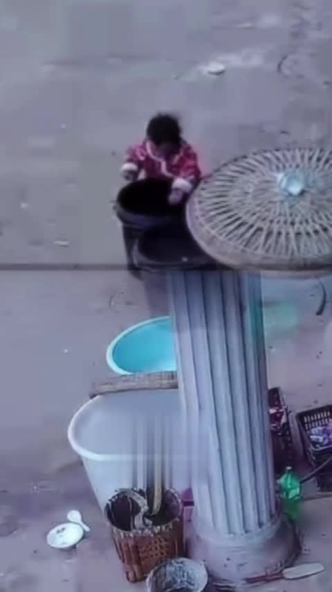 be-trai-nga-vao-xo-nuoc-trong-san-nha-ba-voi-vang-chay-ra-thi-da-qua-muon-1754563123.mp4