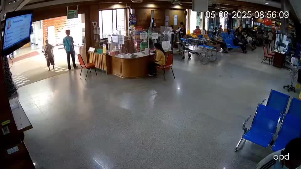 benh-nhan-lao-toi-hanh-hung-dam-thang-mat-nu-nhan-vien-y-te-khi-duoc-goi-lay-so-thu-tu-1741680871.mp4