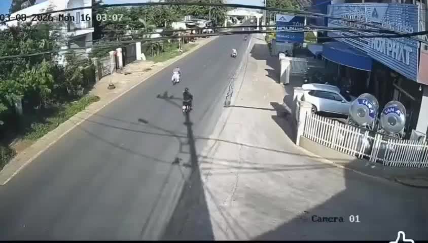bi-ban-trai-cua-vo-cu-dap-nga-khi-dang-luu-thong-xe-tren-duong-1785931837.mp4