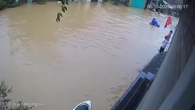 bi-lu-cuon-troi-co-gai-o-moc-chau-van-quyet-giu-khu-khu-mot-thu-tren-tay-khien-dan-mang-tranh-cai-kich-liet-1759808474.mp4