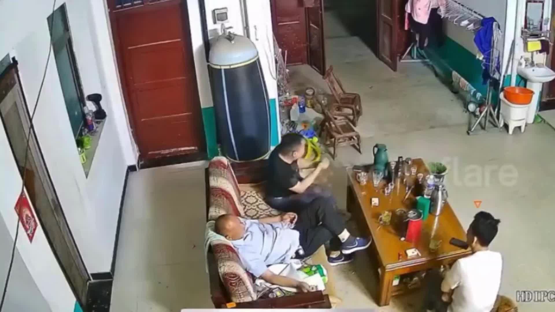 bon-nuoc-ap-suat-trong-nha-bat-ngo-phat-no-nhieu-nguoi-hoang-so-1747384587.mp4