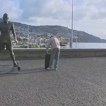 buc-tuong-cristiano-ronaldo-bi-dot-ngay-truoc-bao-tang-cr7-ke-pha-hoai-gui-thong-diep-gay-soc-1768971639.mp4