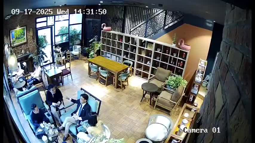 buc-xuc-canh-nam-thu-ngan-bi-hanh-hung-vi-nhac-khach-khong-hut-thuoc-trong-quan-ca-phe-o-ha-noi-1758165615.mp4