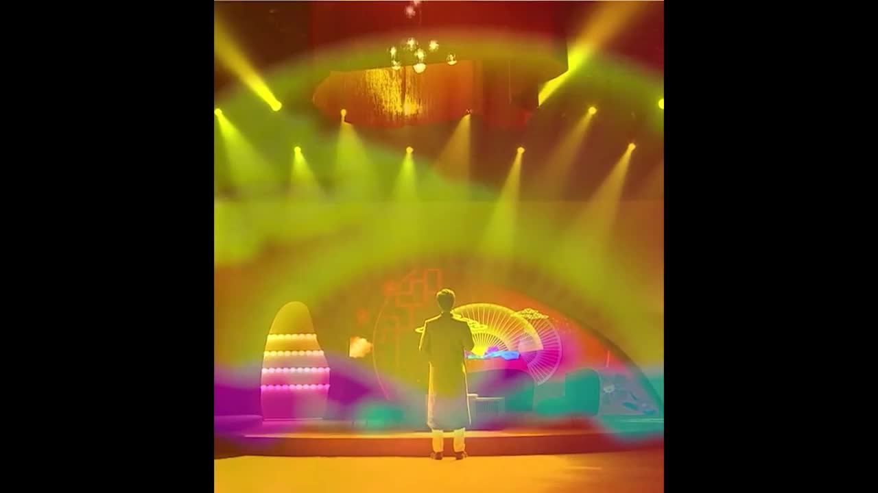 ca-si-gen-z-bieu-dien-o-dai-le-a80-co-me-la-nsut-lang-cheo-noi-gi-khi-bi-so-sanh-voi-phuong-my-chi-1756601256.mp4