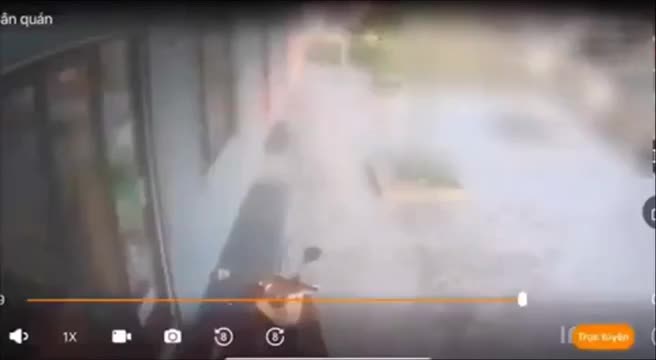 camare-vu-xe-tai-tong-loat-xe-dap-dien-truoc-cong-truong-hai-nguoi-tu-vong-nguyen-nhan-ban-dau-1769562944.mp4