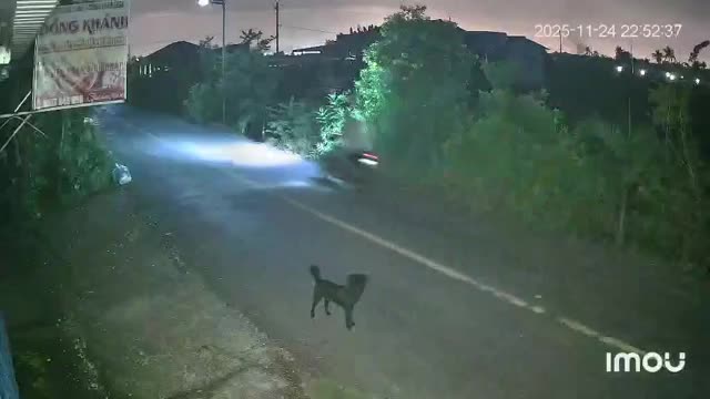 camera-an-ninh-bat-tron-khoanh-khac-doi-tuong-di-o-to-nhanh-tay-trom-cho-o-tay-ninh-1764117931.mp4