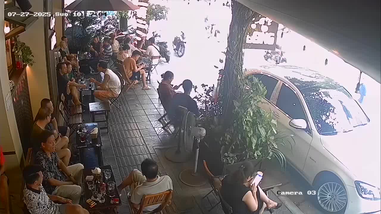 camera-ghi-lai-canh-tai-xe-mercedes-xong-vao-nha-danh-nguoi-sau-khi-bi-nhac-chuyen-do-xe-1755590999.mp4