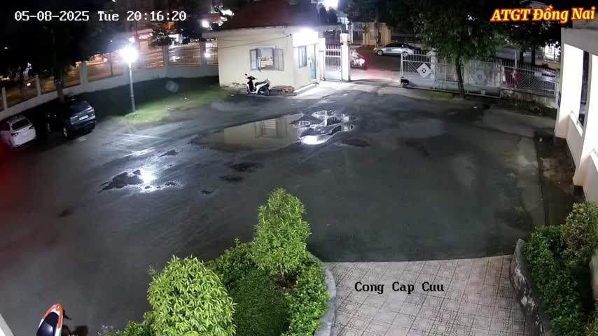 camera-ghi-lai-khoanh-khac-csgt-dong-nai-dua-be-gai-1-tuoi-bi-co-giat-di-cap-cuu-kip-thoi-trong-dem-1754476705.mp4