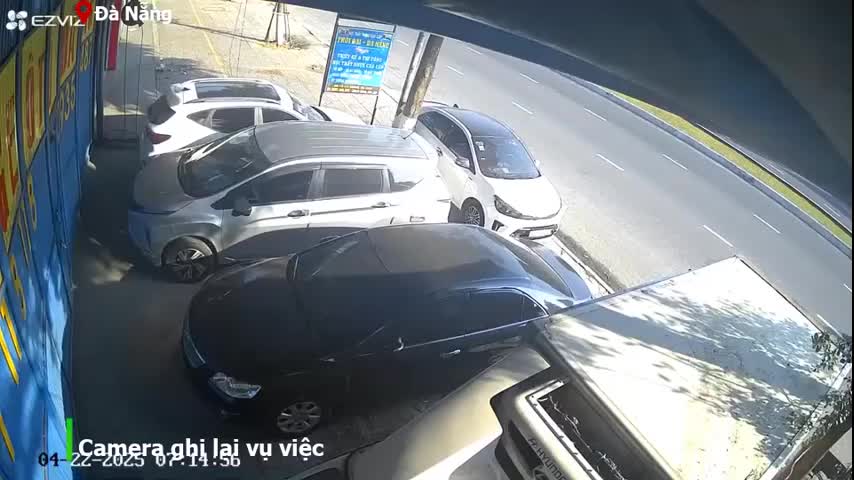 camera-ghi-lai-khoanh-khac-nguoi-phu-nu-roi-khoi-o-to-tu-vong-o-da-nang-video-nguoi-dan-cung-cap-1-1745307682.mp4