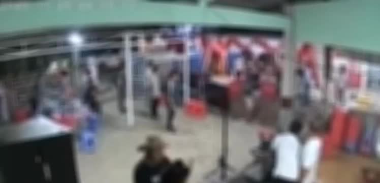 camera-vu-mot-nguoi-bi-dam-tu-vong-trong-dam-cuoi-mau-thuan-khi-nhay-mua-tren-san-khau-1764665929.mp4