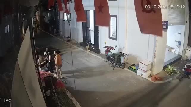 camera-vu-nguoi-phu-nu-bau-7-tuan-bi-ke-la-da-vao-bung-tren-pho-ha-noi-he-lo-nguyen-nhan-1759731452.mp4