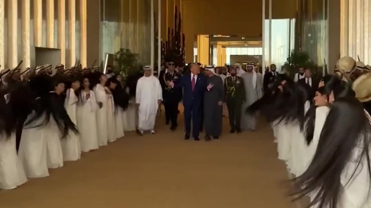 can-canh-man-mua-toc-chao-don-ong-trump-gay-sot-tai-uae-1747440352.mp4