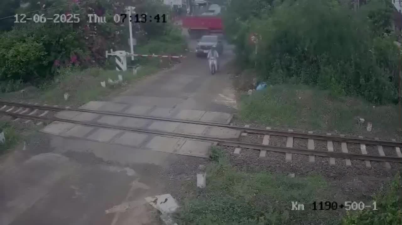 can-canh-o-to-tat-dau-xe-khac-nhu-dien-xiec-tren-dai-lo-mai-chi-tho-1750928152.mp4