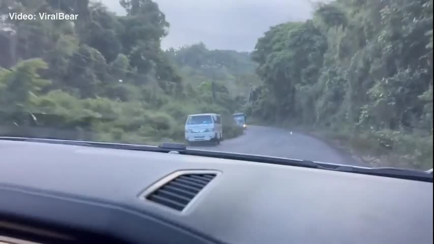 can-canh-vu-xe-buyt-cho-49-nguoi-gap-nan-mat-phanh-lao-xuong-khe-nui-sau-1741744654.mp4