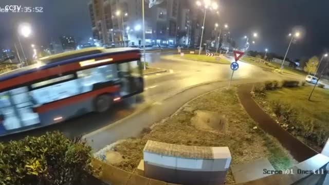 canh-o-to-bay-tren-khong-trung-vuot-qua-2-xe-khac-nhu-phim-hanh-dong-nguon-video-independent-1765285422.mp4