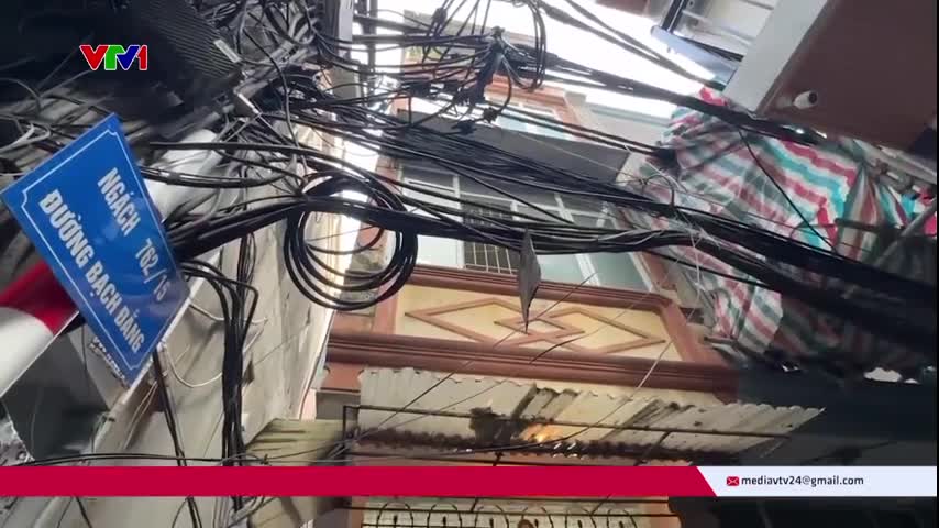 canh-sat-nem-luu-dan-khoi-dung-flycam-vay-bat-nhom-buon-ma-tuy-no-sung-o-ha-noi-1764055403.mp4