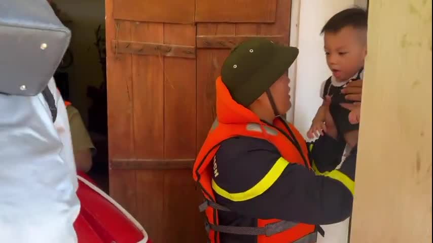 canh-sat-quan-doi-vao-vung-ngap-lut-lich-su-khong-sao-co-chu-day-roi-1759964389.mp4