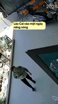 canh-tuong-bat-ngo-trong-ngoi-nha-cua-nguoi-phu-nu-o-lao-cai-giua-trua-nang-gay-gat-1787293666.mp4