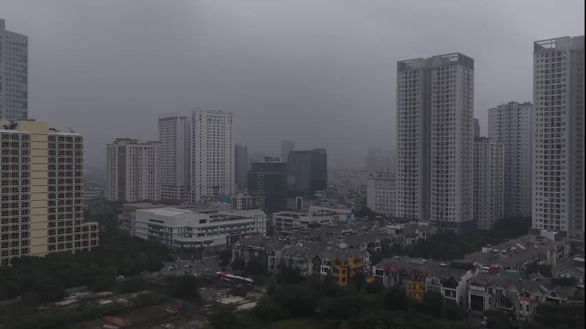 canh-tuong-o-ha-noi-sang-nay-cao-oc-bien-mat-chim-trong-lop-mu-day-dac-1764645591.mp4