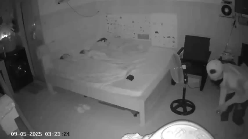 canh-tuong-thot-tim-khi-nguoi-phu-nu-binh-duong-xem-lai-camera-phong-ngu-5515-1747219547.mp4