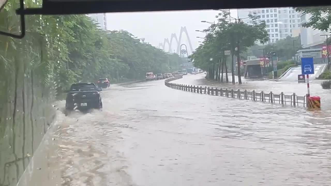 cap-nhat-sang-8-10-ha-noi-con-hon-10-diem-ngap-ung-phuong-tien-kho-luu-thong-1759888838.mp4