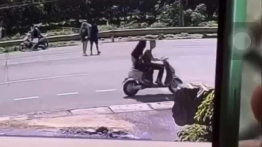 cap-vo-chong-tre-treo-rao-qua-duong-sat-nguoi-chong-bi-tau-dam-tu-vong-1750857194.mp4