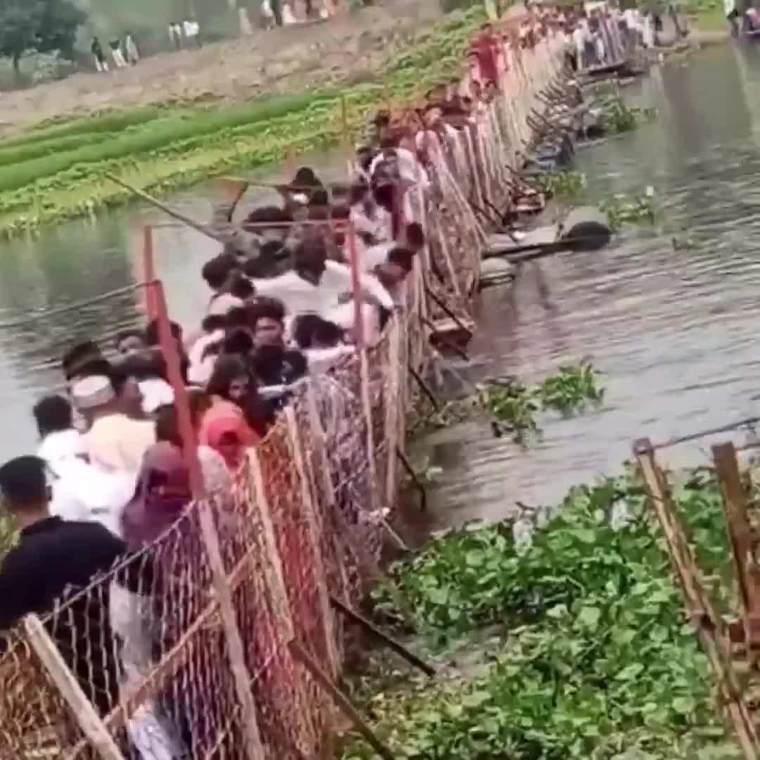 cau-phao-bat-ngo-bi-sap-hang-chuc-nguoi-roi-xuong-song-1774239879.mp4