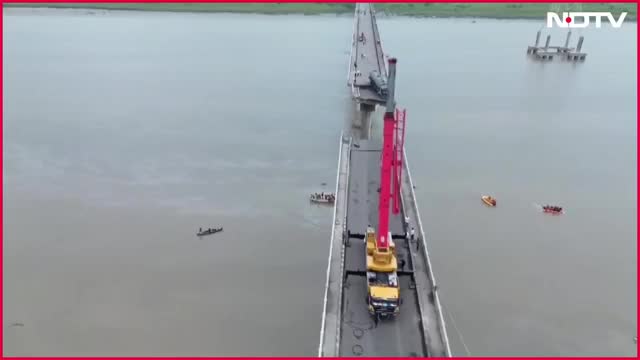 cau-sap-tai-vadodara-tai-nan-tham-khoc-khien-xe-tai-treo-lo-lung-1752147137.mp4