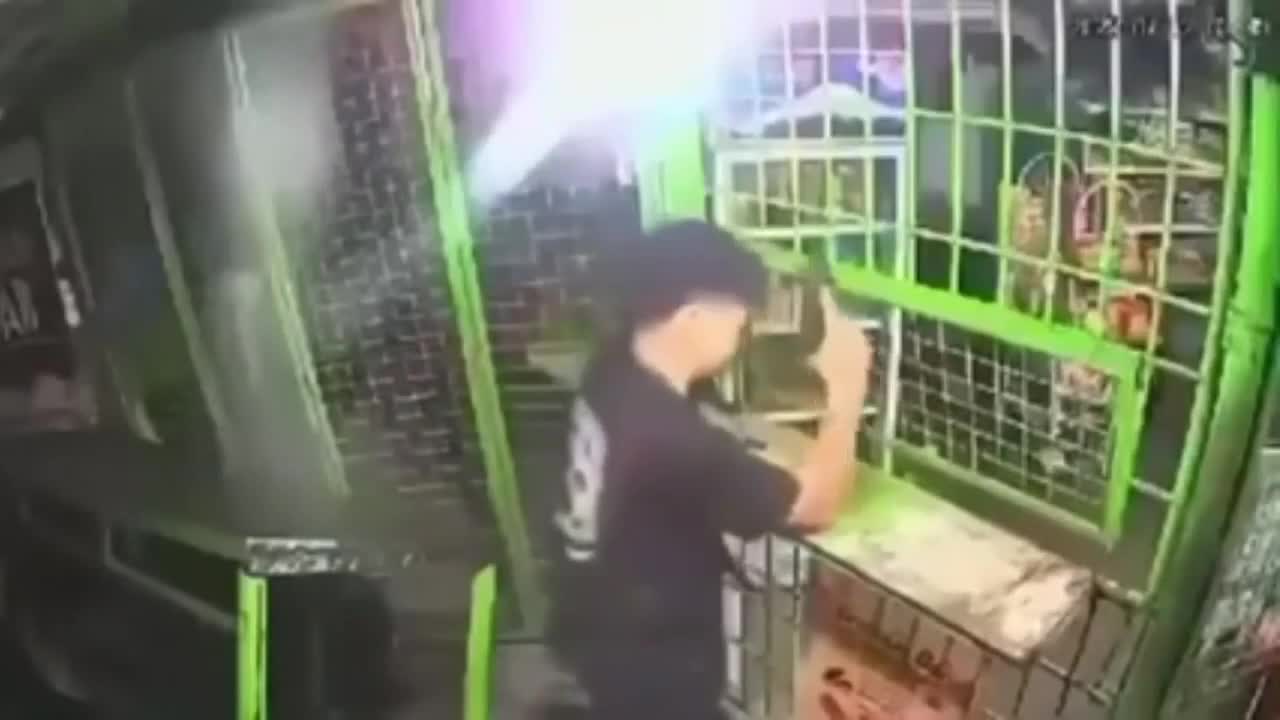 cctv-footage-ng-panunutok-at-pagpapaputok-ng-isang-pulis-sa-isang-tindahan-sa-lucena-city-quezon-r-newsph-1752572416.mp4
