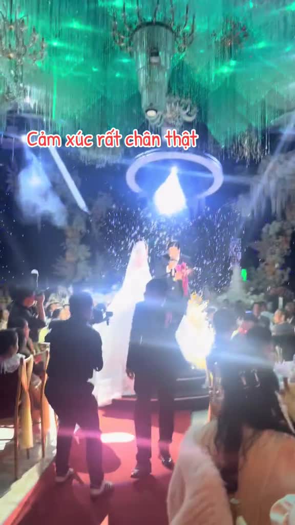 cha-khoc-nhu-mua-trong-ngay-cuoi-con-gai-khien-cu-dan-mang-am-am-tha-tim-1764592041.mp4