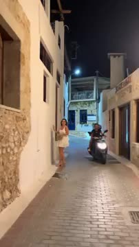 chang-trai-mercedes-nam-tay-co-gai-khien-dan-mang-xon-xao-1787546992.mp4