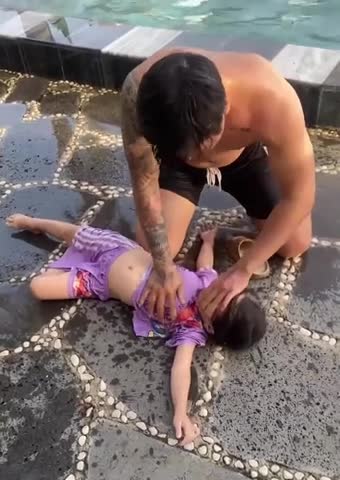 chang-trai-nhanh-tri-cuu-song-be-gai-duoi-nuoc-duoi-ho-boi-villa-o-vung-tau-1754037917.mp4