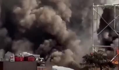 chay-quan-lau-duoi-chan-cau-long-bien-1763628191.mp4