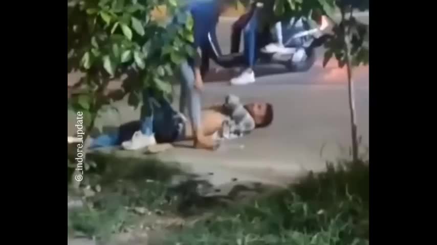chong-bi-vo-danh-tui-bui-giua-duong-pho-vi-bi-bat-qua-tang-ngoai-tinh-1747899264.mp4
