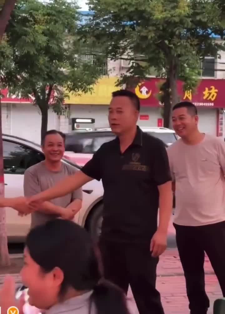 chu-quan-thit-nuong-dat-khach-nho-khuon-mat-giong-elon-musk-1785383383.mp4