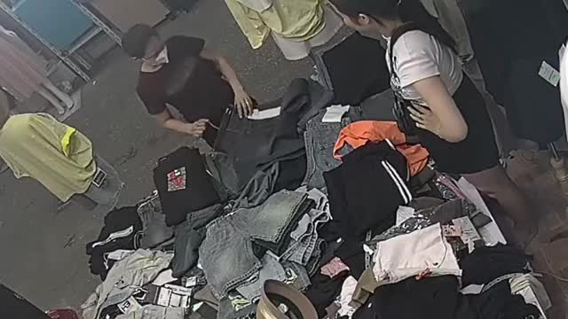 chu-sap-hang-o-hai-phong-lat-tay-manh-khoe-trom-do-cua-nguoi-phu-nu-nguon-video-nhan-vat-cung-cap-1765440591.mp4