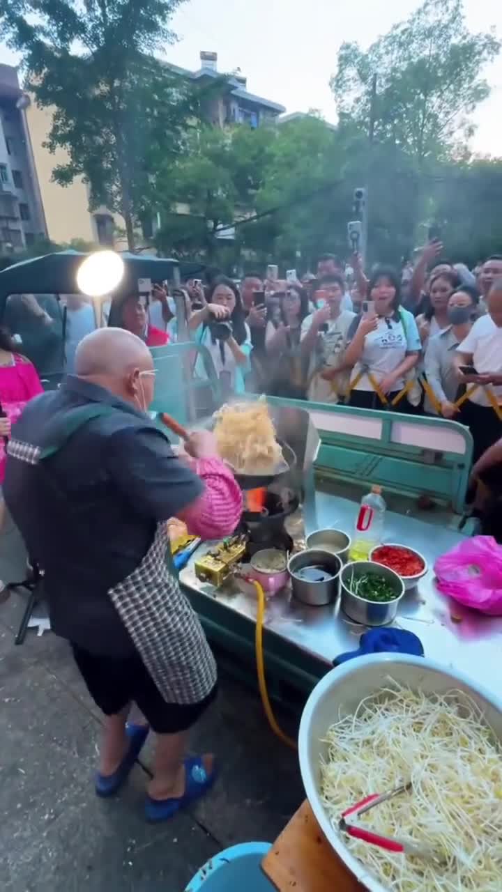 chu-tiem-hu-tieu-gay-sot-vi-dang-dung-nhun-nhay-1784684932.mp4