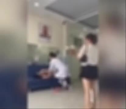 clip-co-gai-to-bac-si-nha-khoa-hanh-hung-dap-pha-tai-san-toi-bi-danh-vao-bung-vao-hong-bang-gay-sat-1757285654.mp4
