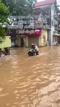 clip-cu-ong-70-tuoi-day-xe-cho-vo-di-giua-dong-nuoc-ngap-toi-goi-o-ha-noi-he-lo-cau-chuyen-phia-sau-1759528260.mp4