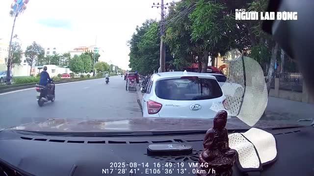 clip-dien-giat-phong-tia-lua-khien-2-cong-nhan-nguy-kich-1755250623.mp4