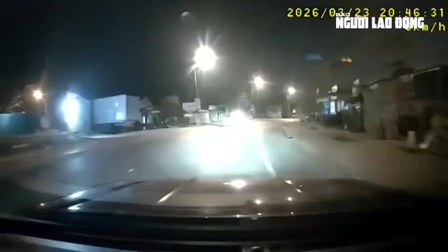 clip-gay-can-canh-bat-2-doi-tuong-lai-o-to-cho-7kg-ma-tuy-da-1774514677.mp4