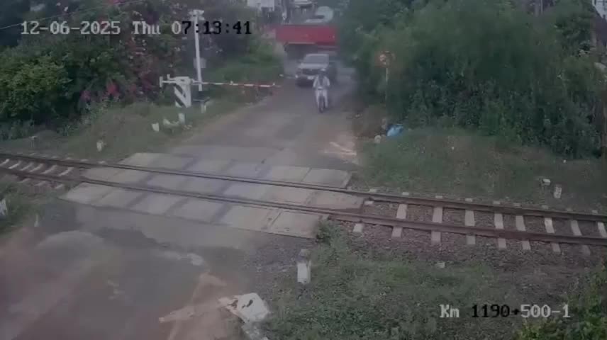 clip-khoanh-khac-hai-vo-chong-bi-tau-hoa-tong-tu-vong-o-phu-yen-1749704285.mp4