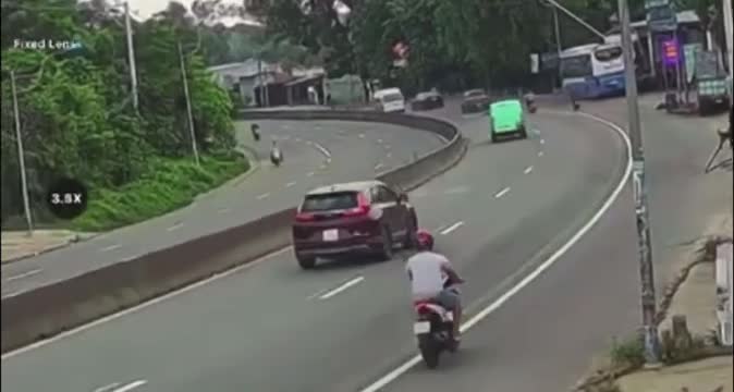 clip-khoanh-khac-o-to-lao-vao-nha-dan-khien-mot-co-giao-tu-vong-o-tphcm-1787719054.mp4