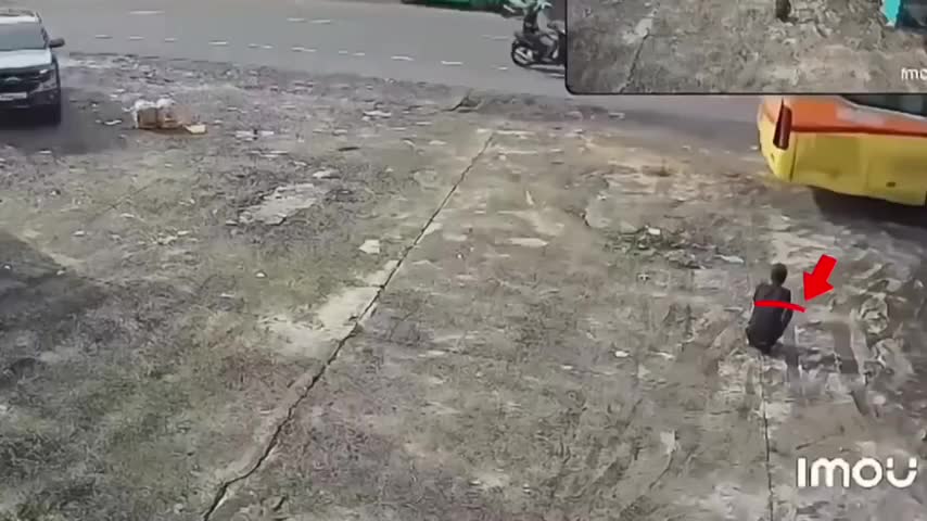 clip-nguoi-dan-ong-bi-xe-ban-tai-de-qua-nguoi-1790942364.mp4