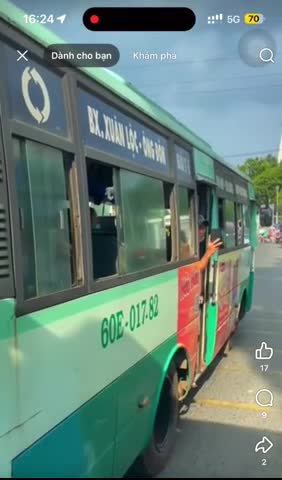 clip-nguoi-dan-ong-buoc-xuong-xe-buyt-cam-dao-chia-thang-vao-tai-xe-o-to-1754707885.mp4
