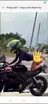 clip-nu-du-khach-nuoc-ngoai-bieu-dien-mo-to-gay-phan-cam-o-khanh-hoa-1766463327.mp4